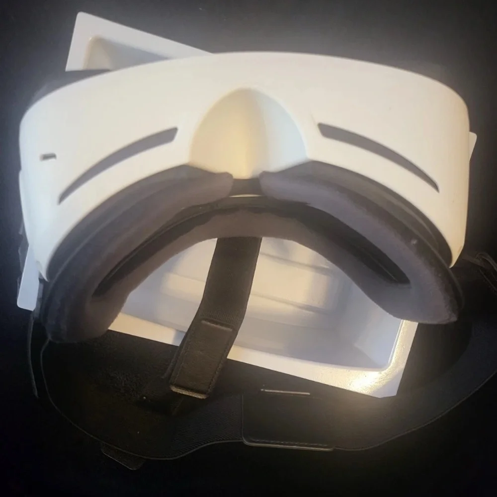 Samsung Gear VR Headset - Black and White